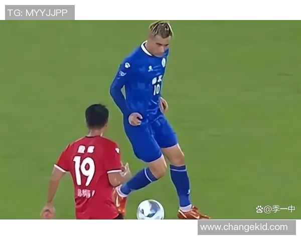 蓬松头发的足球球星场上飞驰展现独特魅力引发球迷热烈讨论 蓬松头发的足球球星场上飞驰展现独特魅力引发球迷热烈讨论